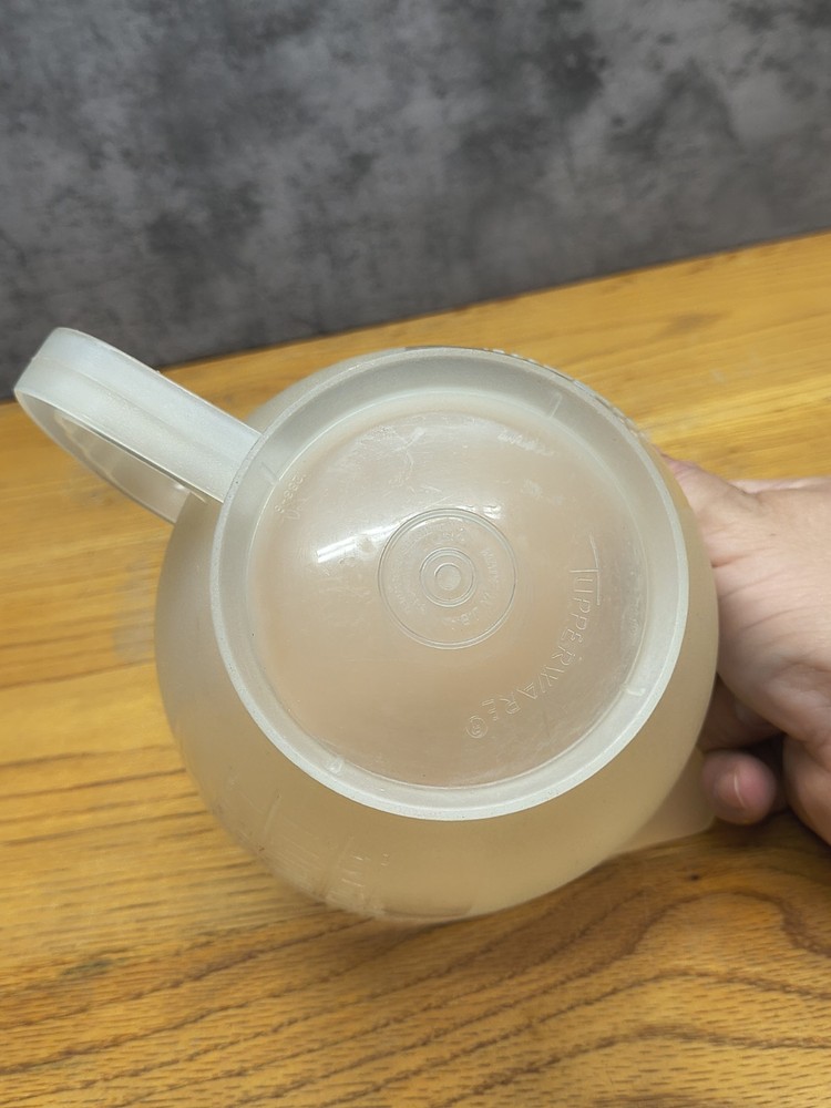 TUPPERWARE 4 Cup Mixing Measure Pitcher #1288-6
