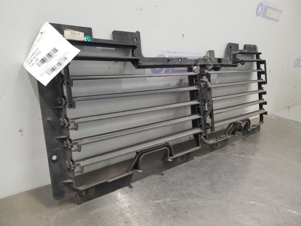 17 CADILLAC ESCALADE AIR SHUTTER 6.2L