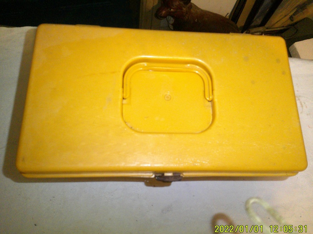 VINTAGE HARD SHELL PLASTIC YELLOW CARRY SEWING BOX