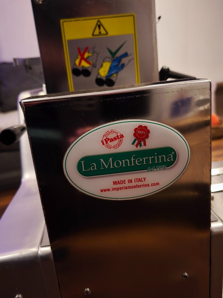 Pasta sheeter machine