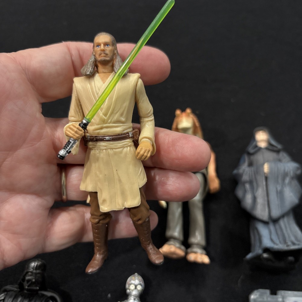 6 Star Wars Figurines & 3 CommTech Chips