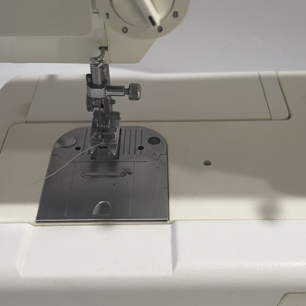 Singer 5825C Sewing Machine w Foot Pedal