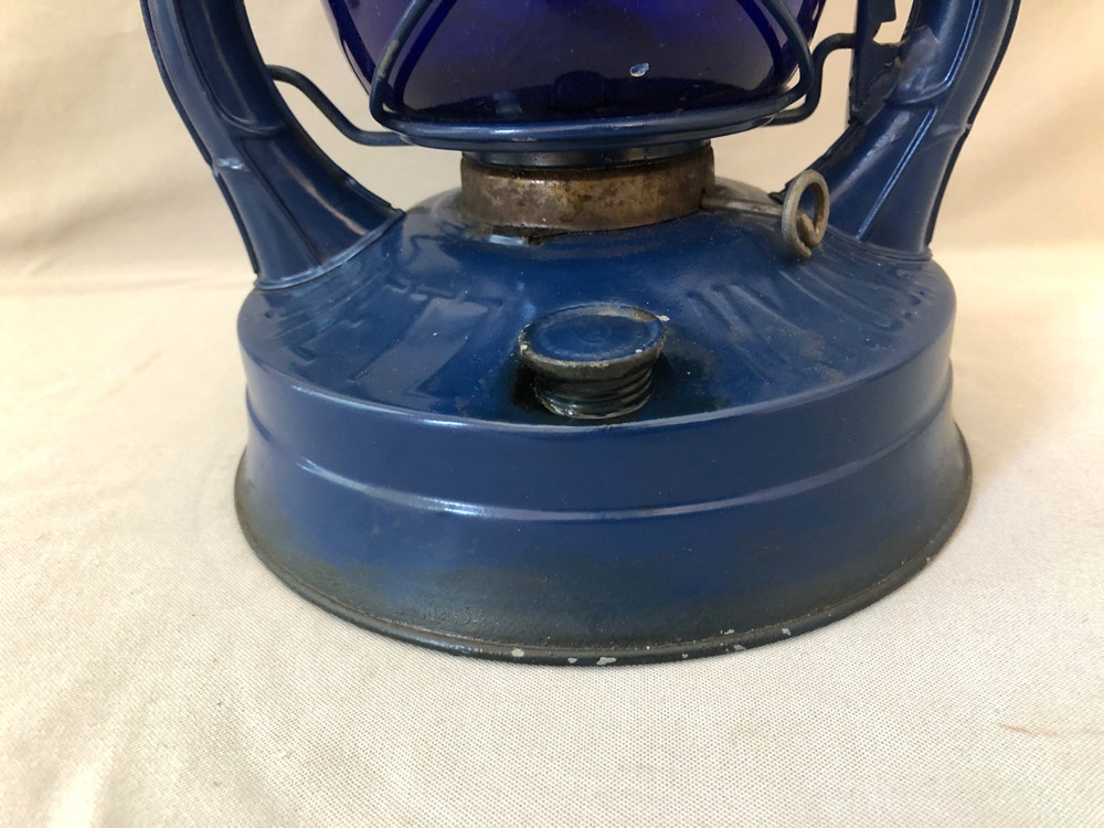 DIETZ NO 2 BLIZZARD LANTERN COBALT GLOBE CRACKED