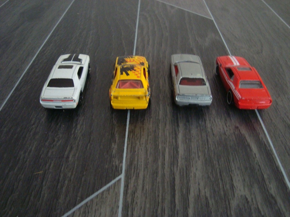 4 x Hot Wheels Dodge Challenger