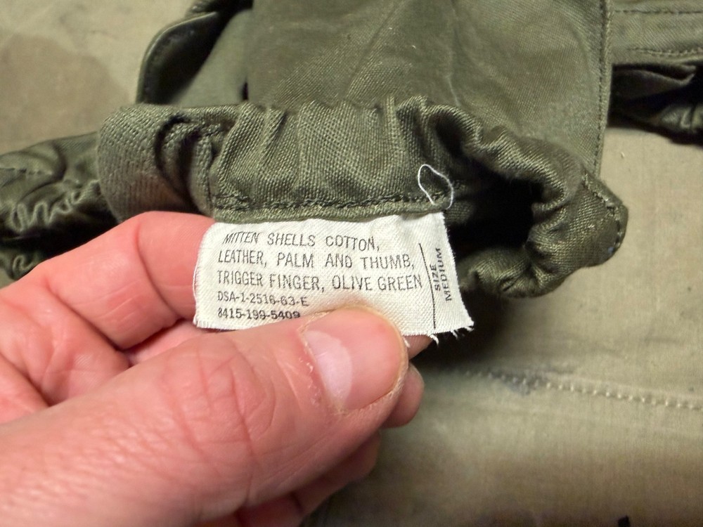 ORIGINAL VIETNAM WAR US ARMY WINTER OVER MITTENS- MEDIUM. 1963