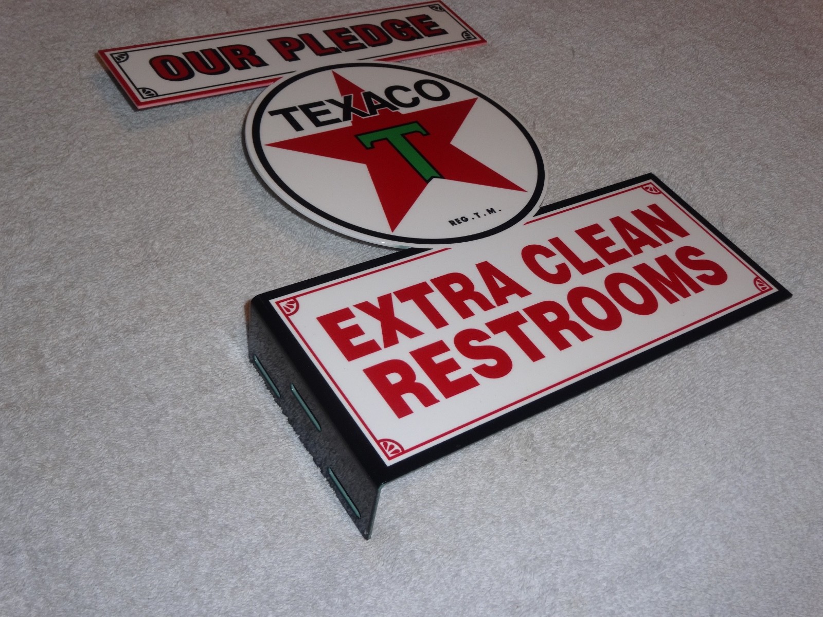 VINTAGE TEXACO OUR PLEDGE CLEAN RESTROOMS 11 3/4" METAL GASOLINE OIL FLANGE SIGN