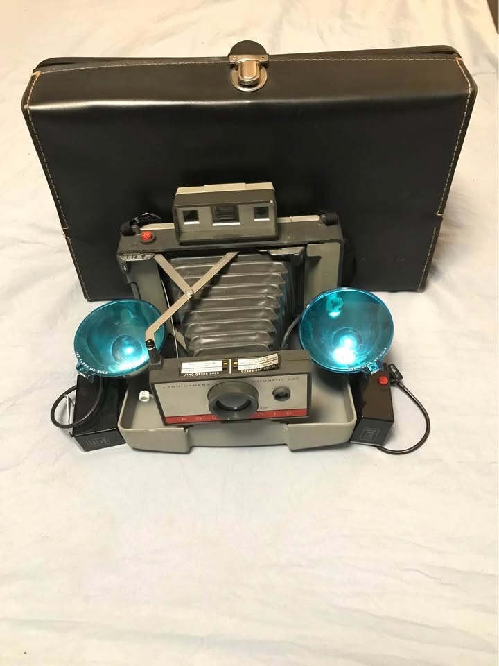 Vintage Polaroid Model 220 Automatic Camera With Case And Flash Bulbs