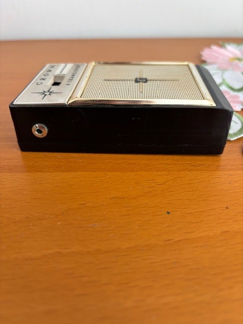 VINTAGE OLD TRANSISTOR RADIO MODEL TR 690 , COMPLETE IN BOX - STUNNING