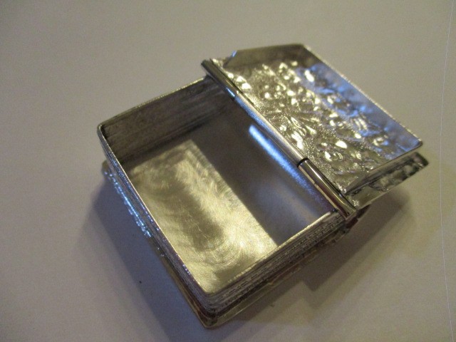 Sterling silver snuff box Pill box gorgeous design on top solid 925 silver
