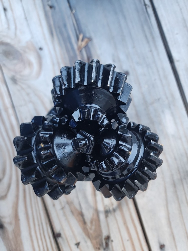 Tri-Cone Drill Bit 4⅞’’ mill tooth. 2⅞ API Pin. Ready to dig a hole!