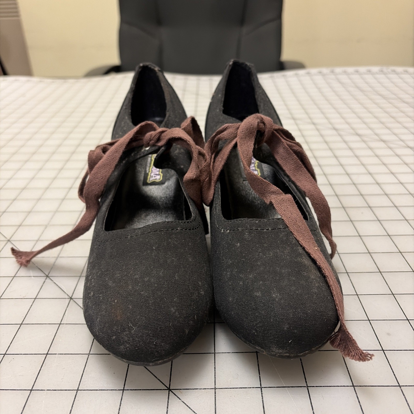 'Costume' style Women's Colonial era Shoes with tan tape ribbon, SZ 10 (W)