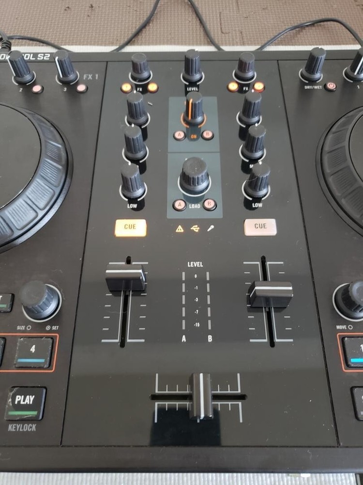 Native InstrumentsTraktor kontrol s2 DJ Controller