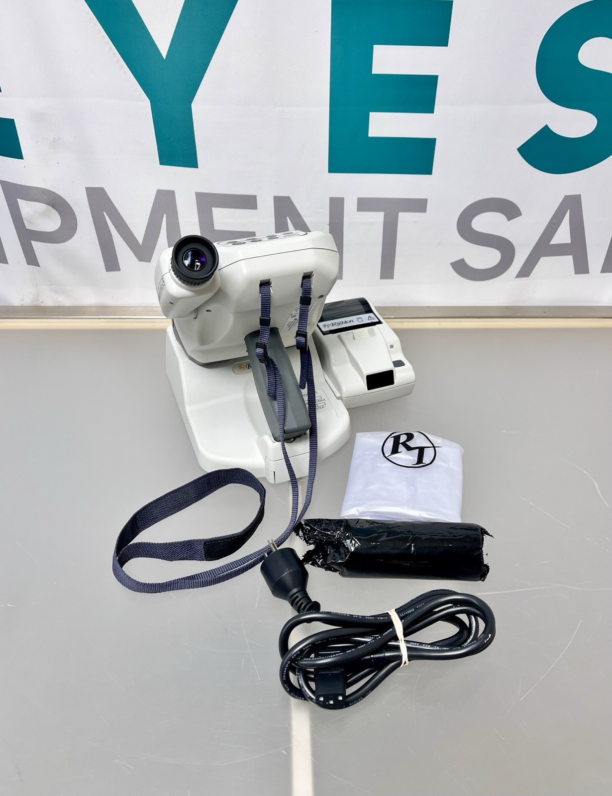 Righton Retinomax K-Plus 5 Handheld Auto Ref/ Keratometer with Charging Station