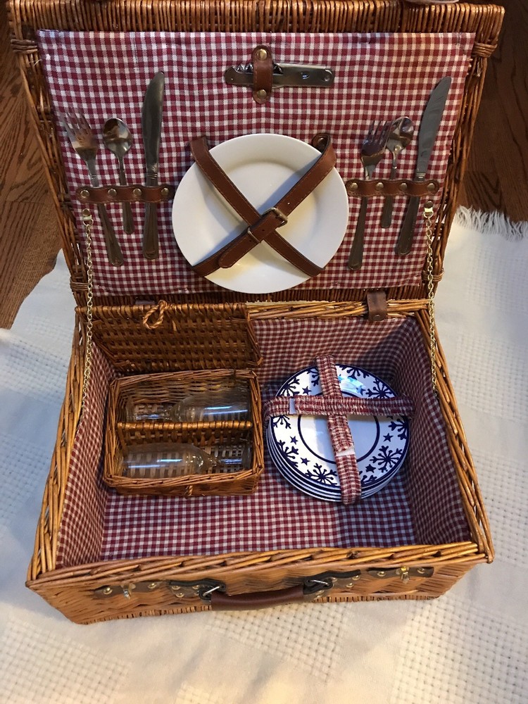 Picnic : Wine Basket with Wine/Cheese Service for Two