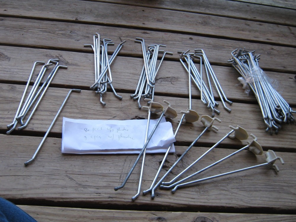 NOT COMPLETE 86 pcs ( 7  pcs plastic ONLY  ) Fastback Hooks ?? Peg Board Hooks