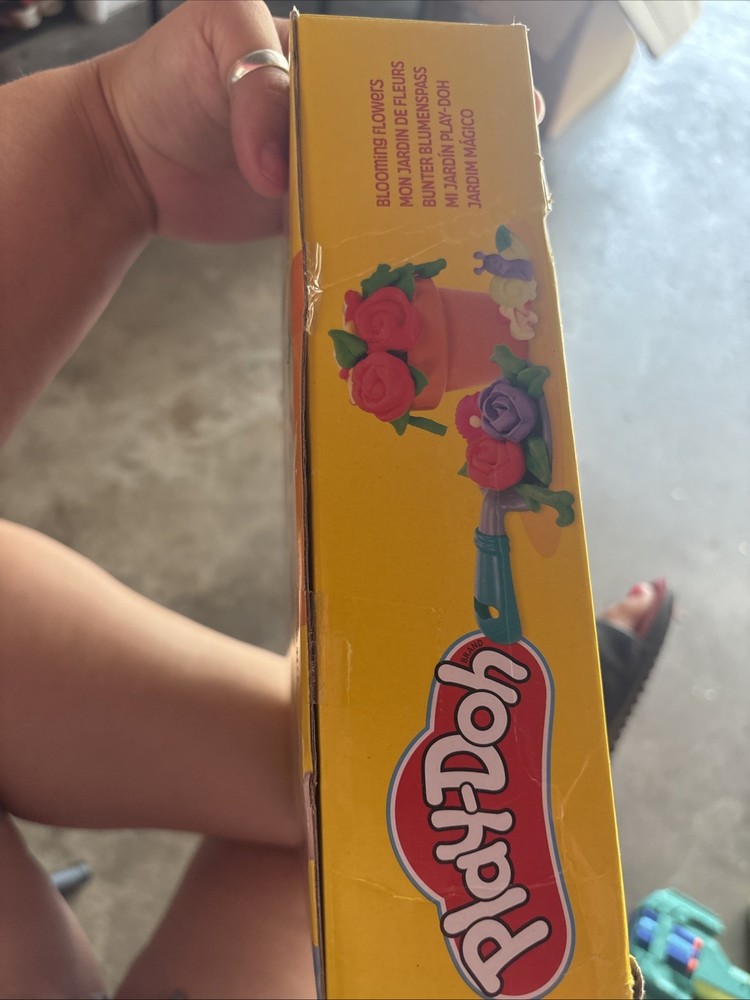 Play-Doh Blooming Flowers-Damaged Box