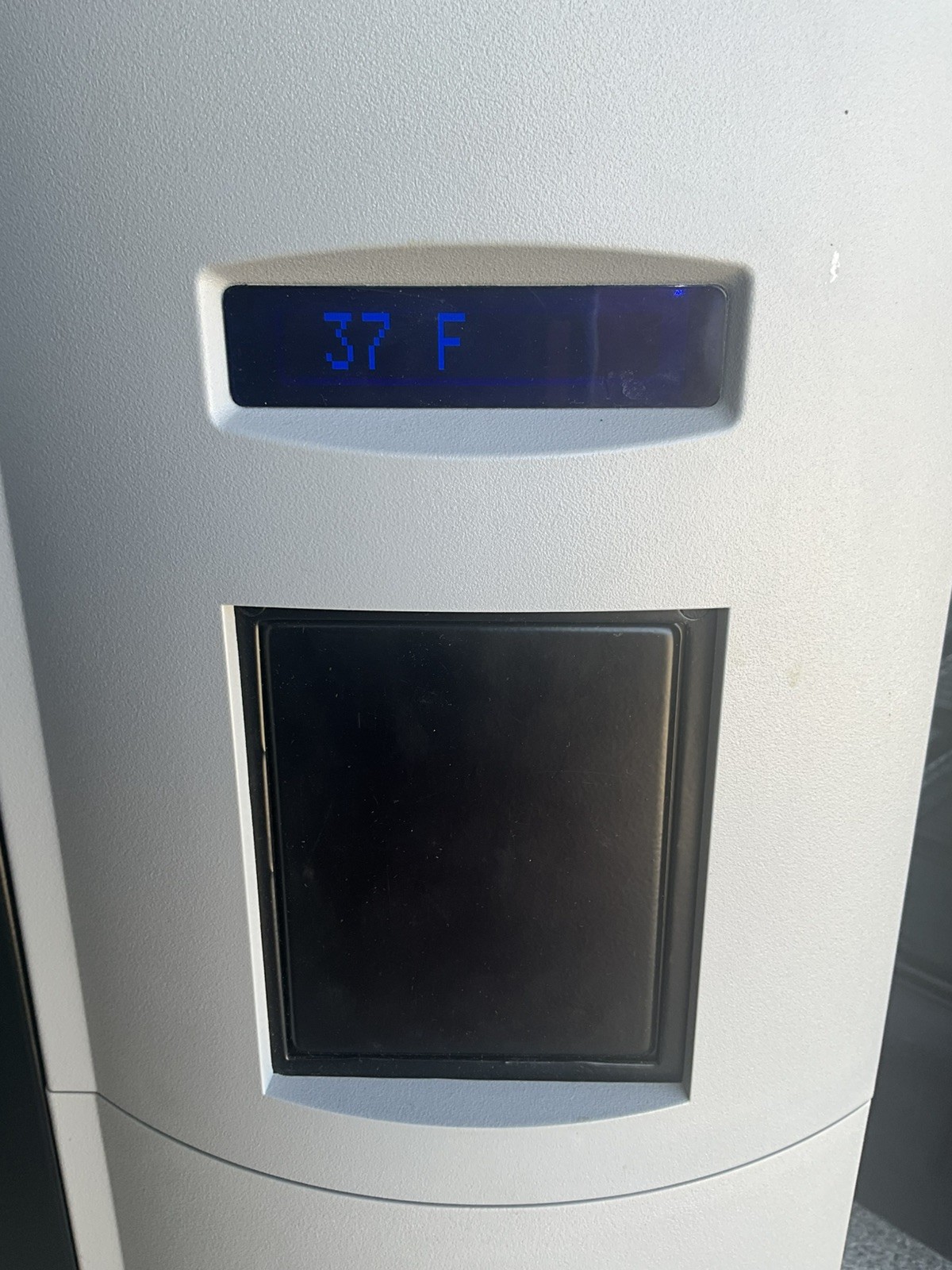 24 Dixie Narco BevMax CPI Glass Front Beverage Vending Machine 5800-4HC crane