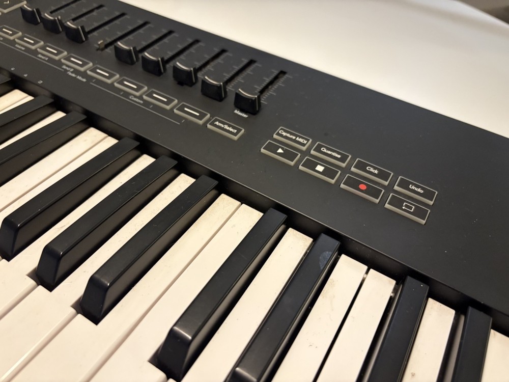 Keyboard Novation Launchkey 49 with Pad Triggers