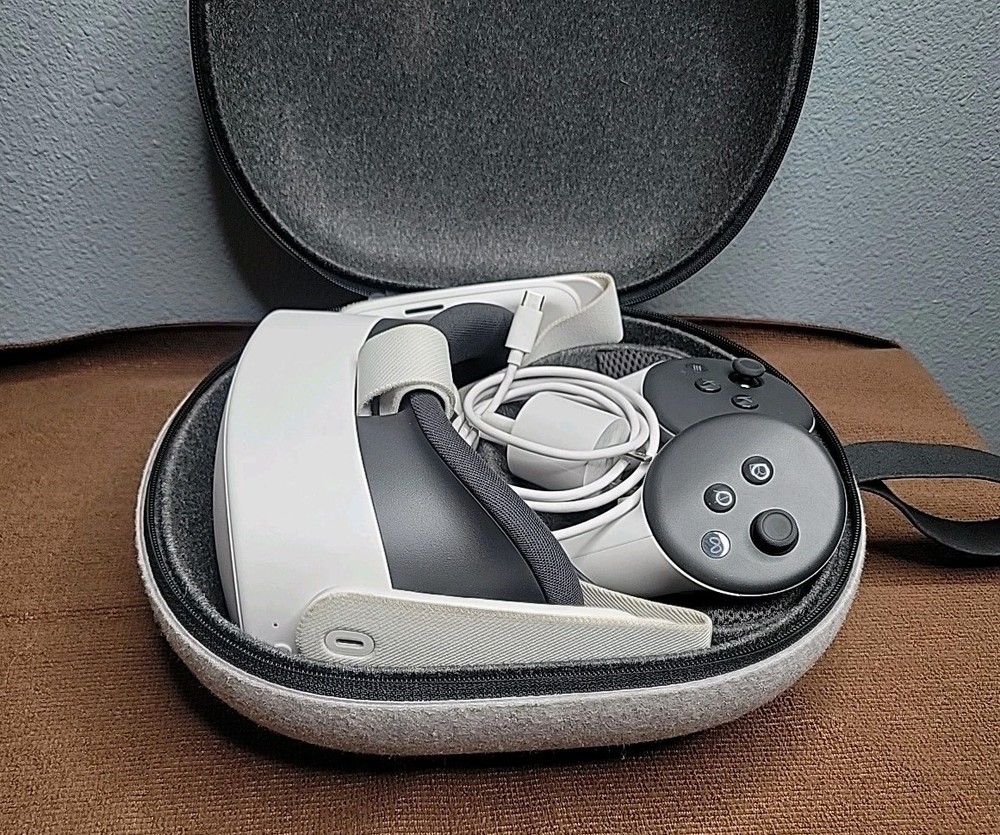Oculus Meta Quest 3S Virtual Reality Headset 256GB With Controllers