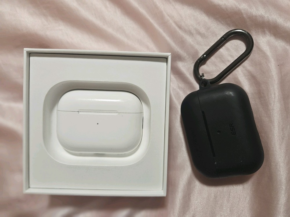 Apple AirPods Pro 2nd Generation With Case And Eartips