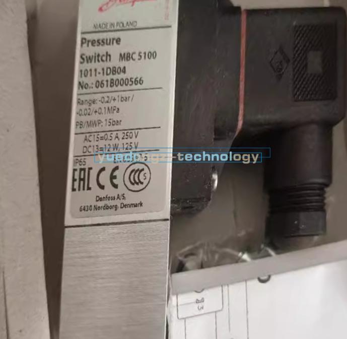 One New Danfoss 061B000566 pressure switch