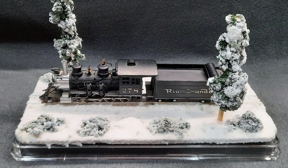 HOn3 SCALE 9" SINGLE TRACK DISPLAY CASE - WINTER SCENE- FOR ANY HOn3 TRAIN