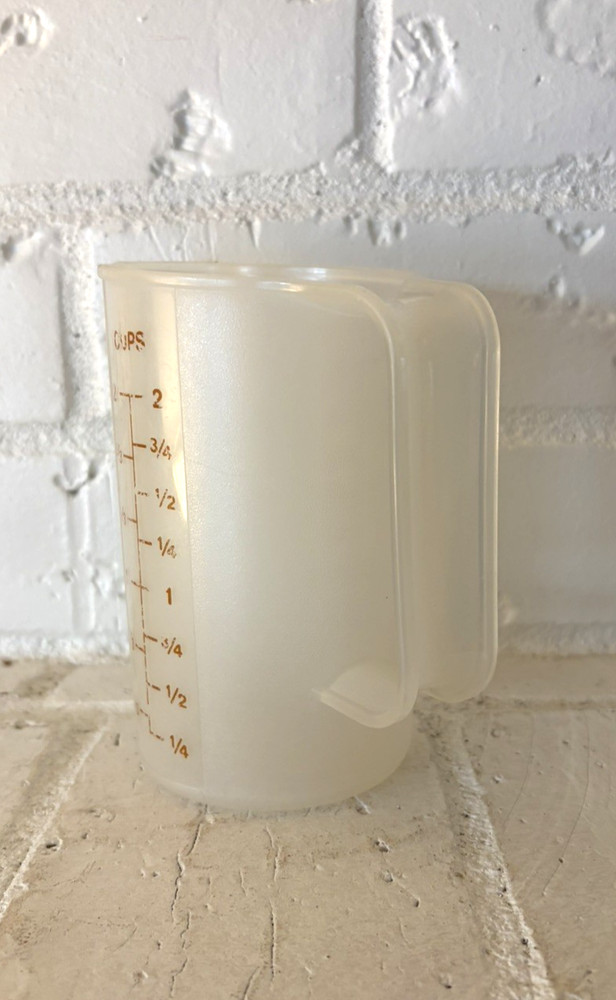 VINTAGE Tupperware Measuring 2 Cup Pitcher Pre-owned