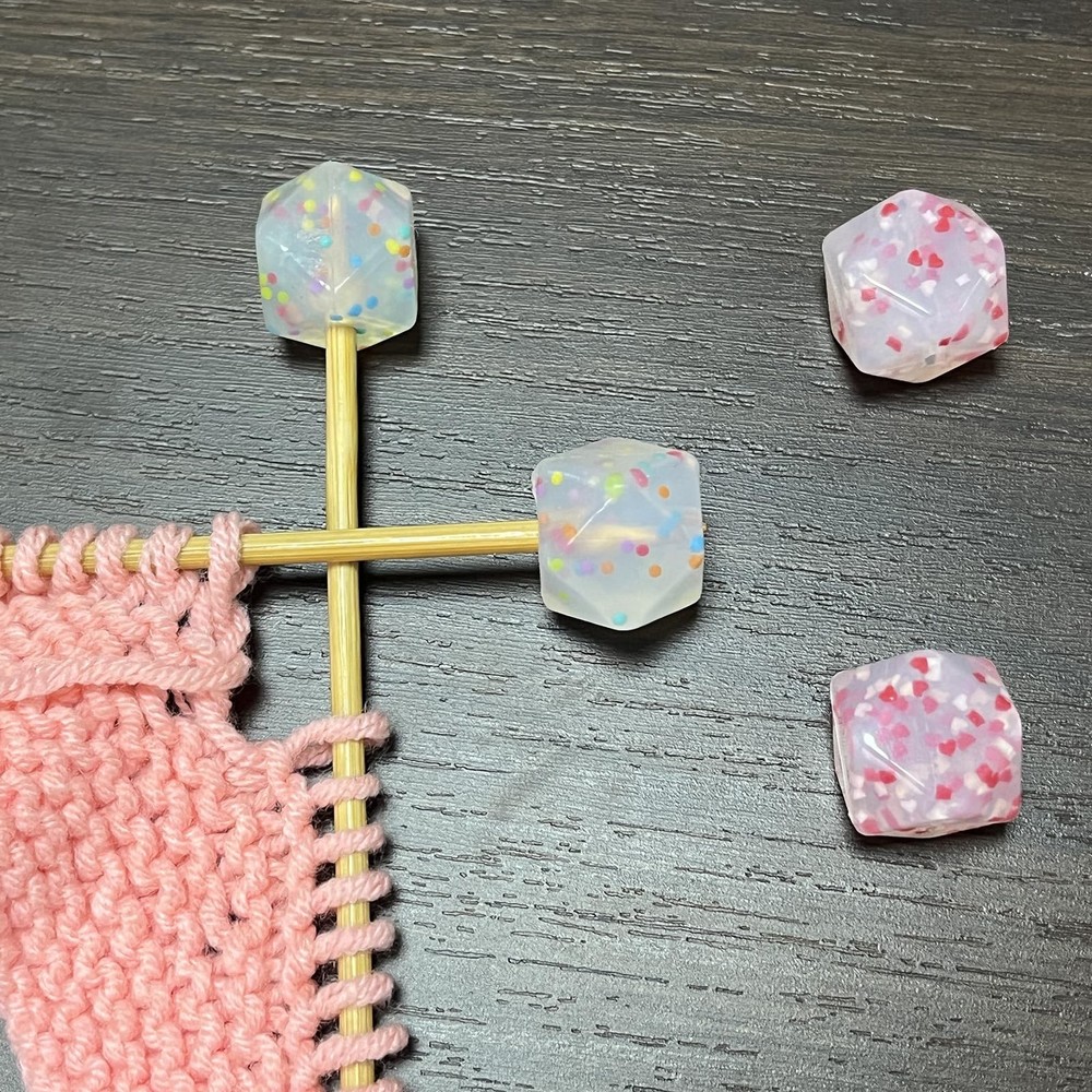 SPANSEE Hexagon Knitting Needle Holders - 4 small, Stoppers