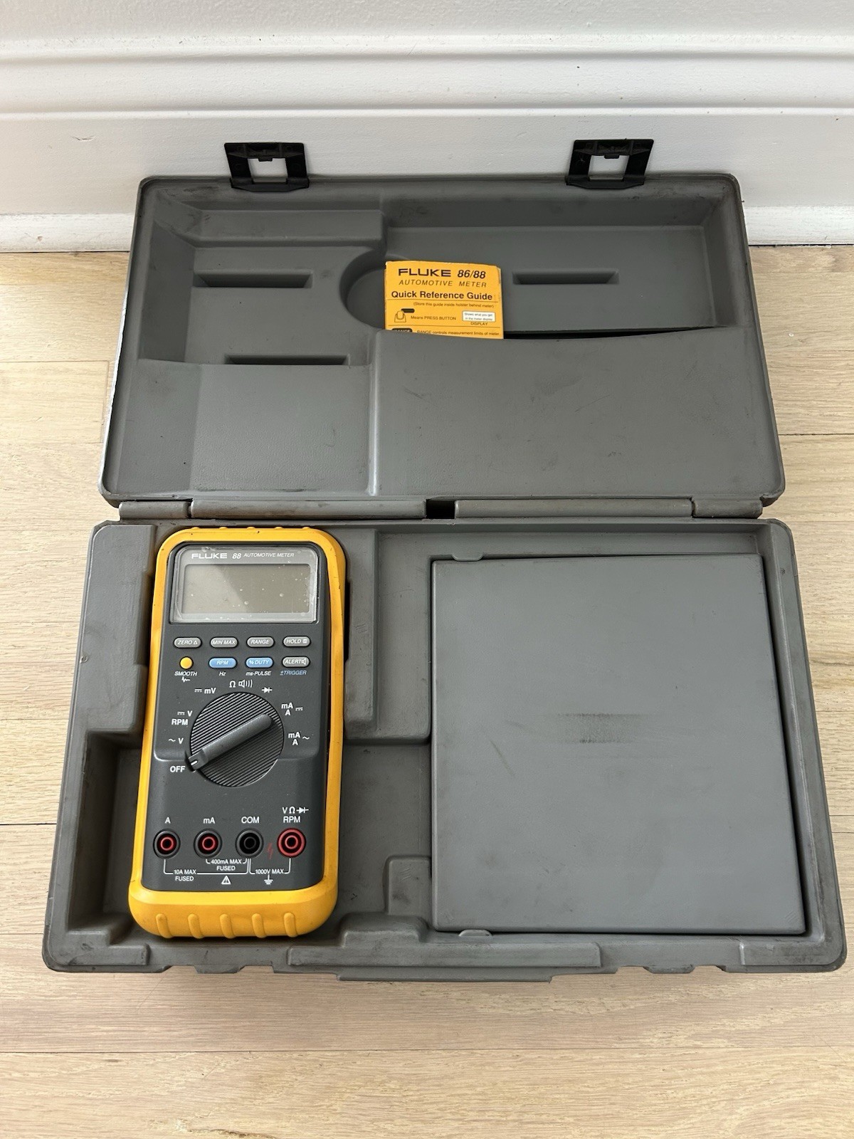 FLUKE 88 Automotive Meter w/ Hard Case and Leads