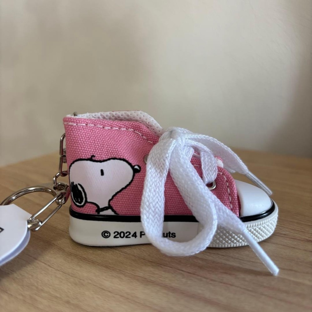 Snoopy sneaker color keychain Used