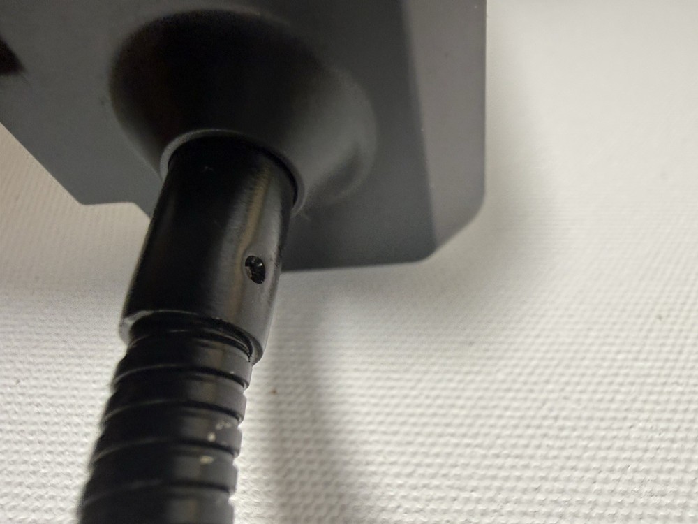 PremierBluetooth FM Transmitor for vehicles Stream Music And Take Calls HandsFR