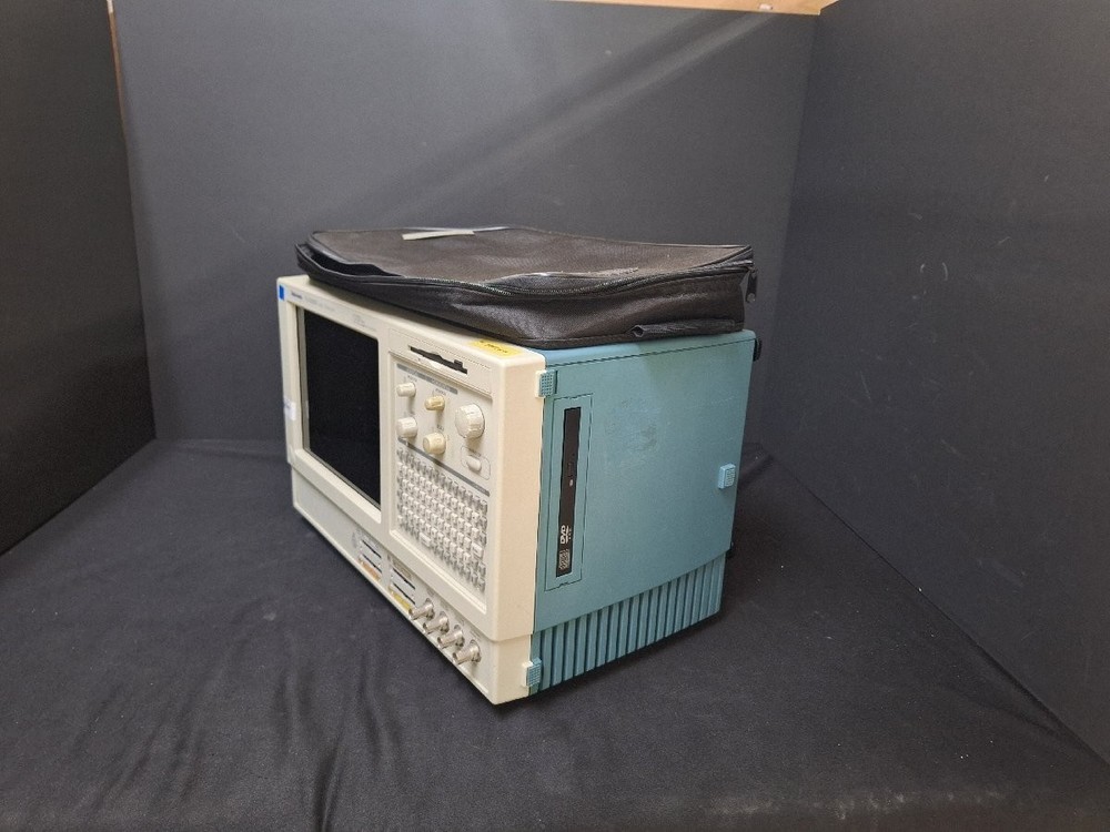 Tektronix TLA5202B Logic Analyzer 68ch 2GHz Digital Logic Analyzer Tested