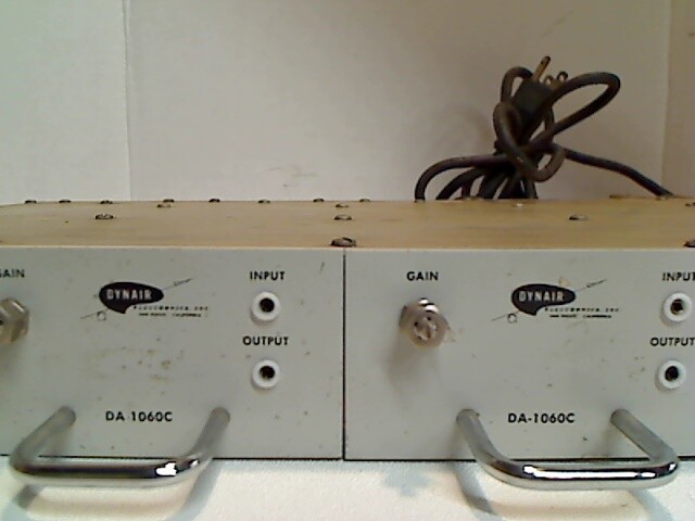 DYNAIR MOUNTABLE VIDEO CHASSIS WITH 4 DA 1060C COMPONENTS FR-1000A