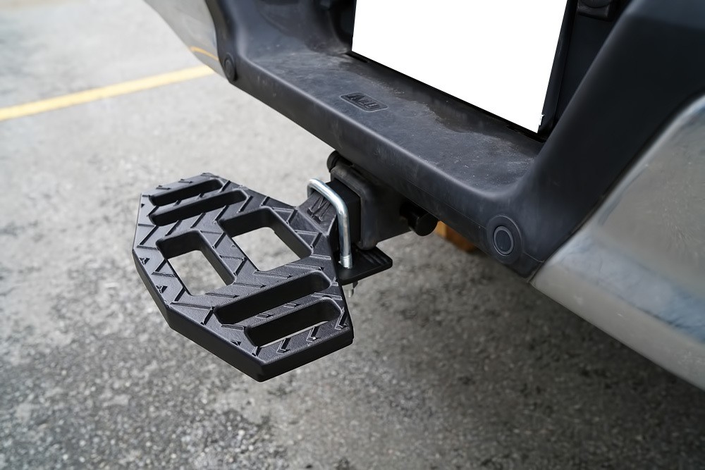 APS HS03CAA2B Class III 2" Shank Octagon Style Receiver Hitch Step Black