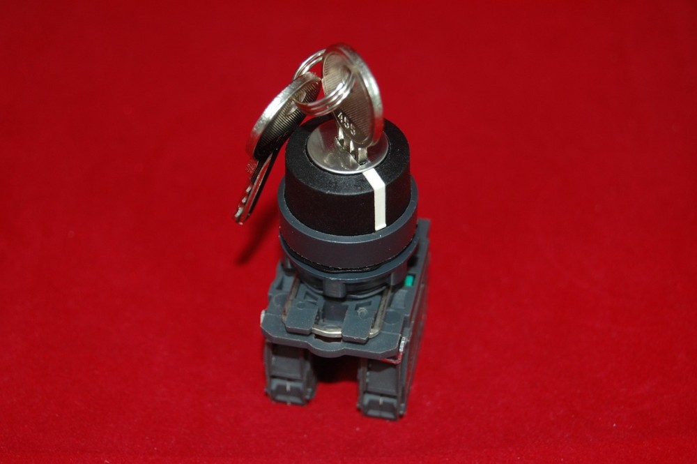 1PC 22mm Key switch 3 Position Fits Plastic XB5AG03 2NO Maintained
