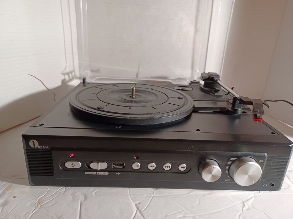 1 BY ONE Record Player MD-920 In Good Condition