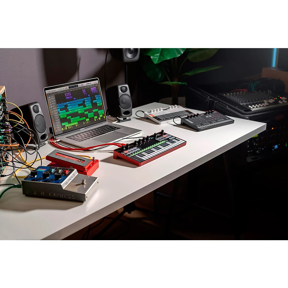 IK Multimedia UNO Synth Pro Desktop LN