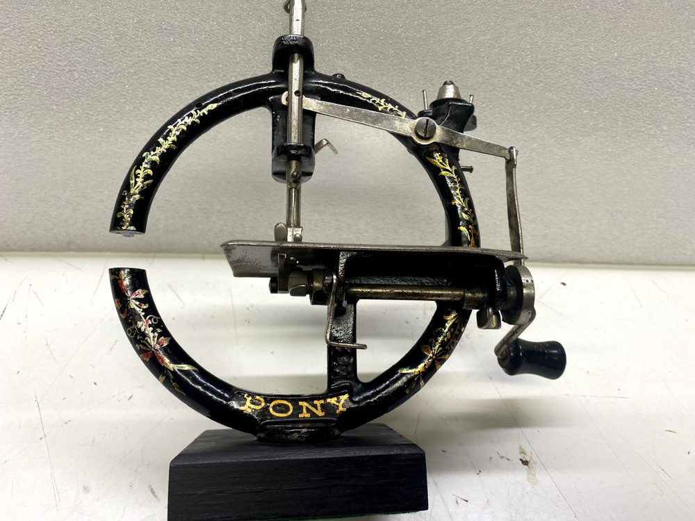 ANTIQUE CAST IRON HAND CRANK SEWING MACHINE.