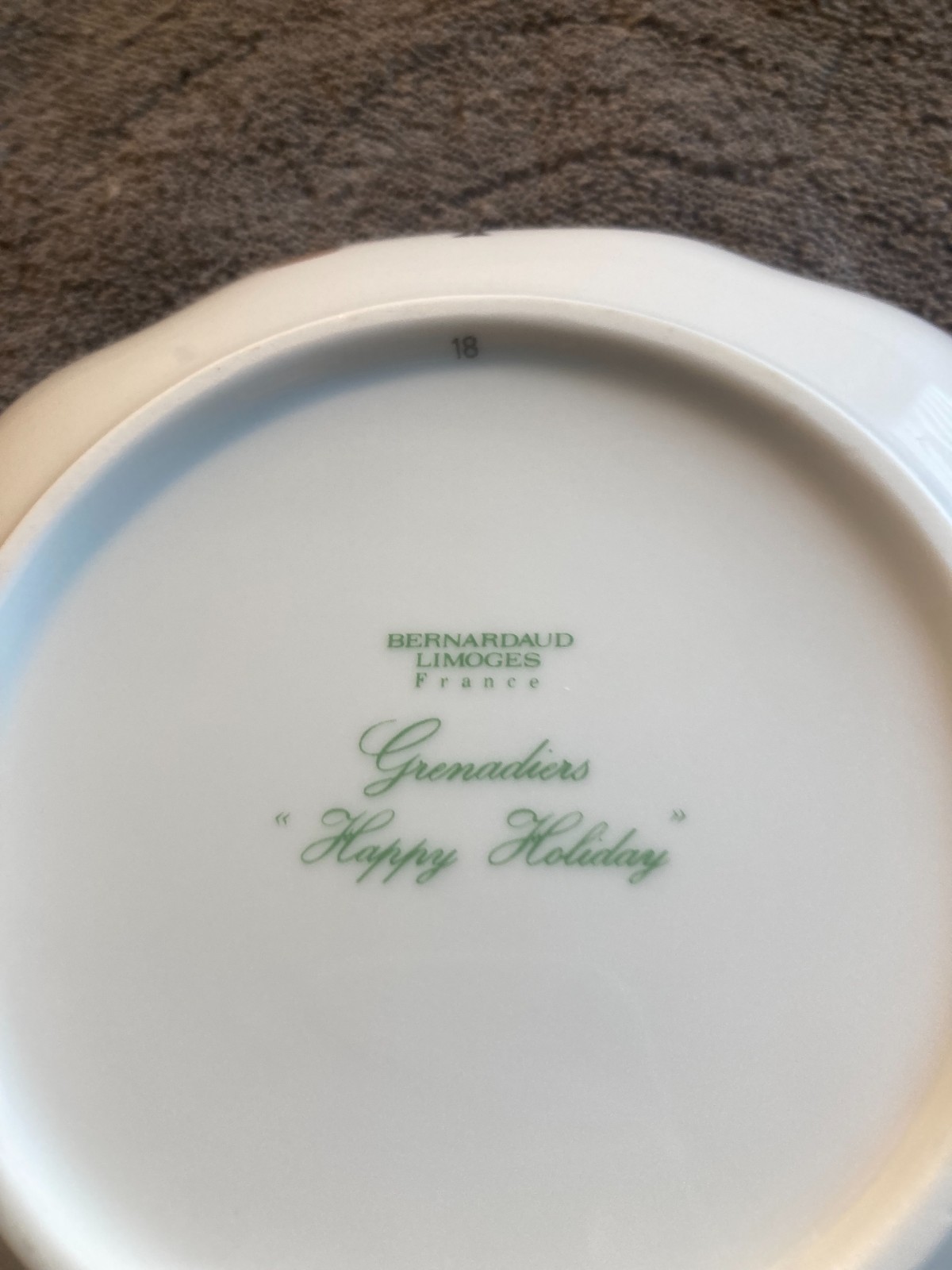 EXCELLENT BERNARDAUD GRENADIERS HAPPY HOLIDAY 6 3/4" LOBED SERVING BOWL