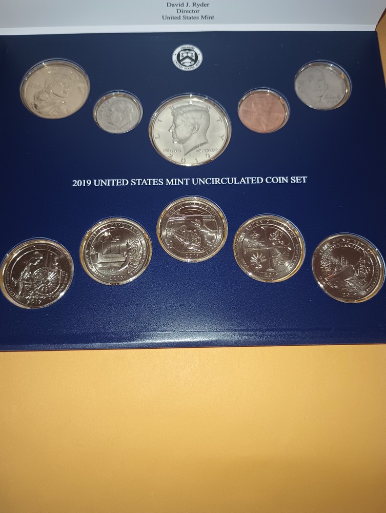 2019 US MINT SET P / D NICE LOOK !