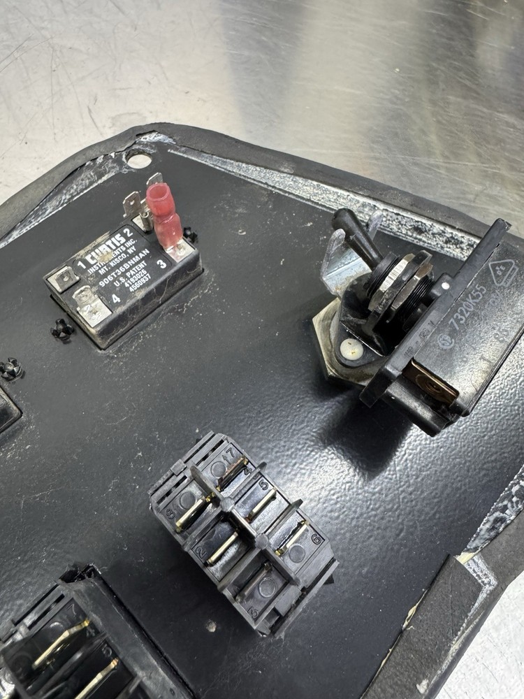 Nilfisk-Advance Advance 3800 Switch Control Board Floor Scrubber Key Tested