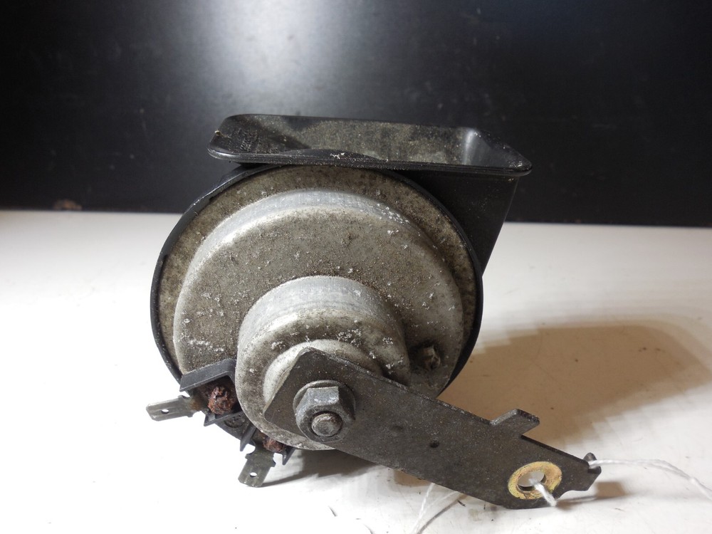BMW LOW TONE HORN W/ BRACKET E30055306