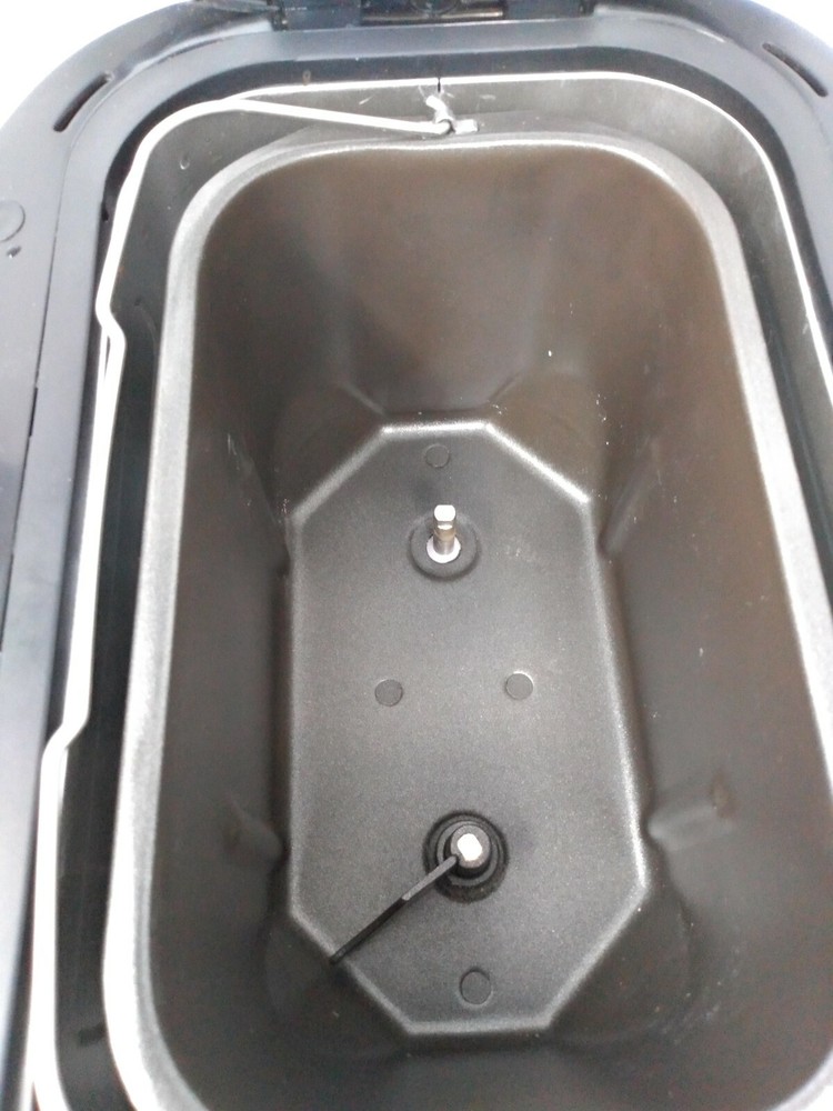 West Bend 41300 Dual Blade Bread Maker 2.5 lb | Powers On | Missing Paddle