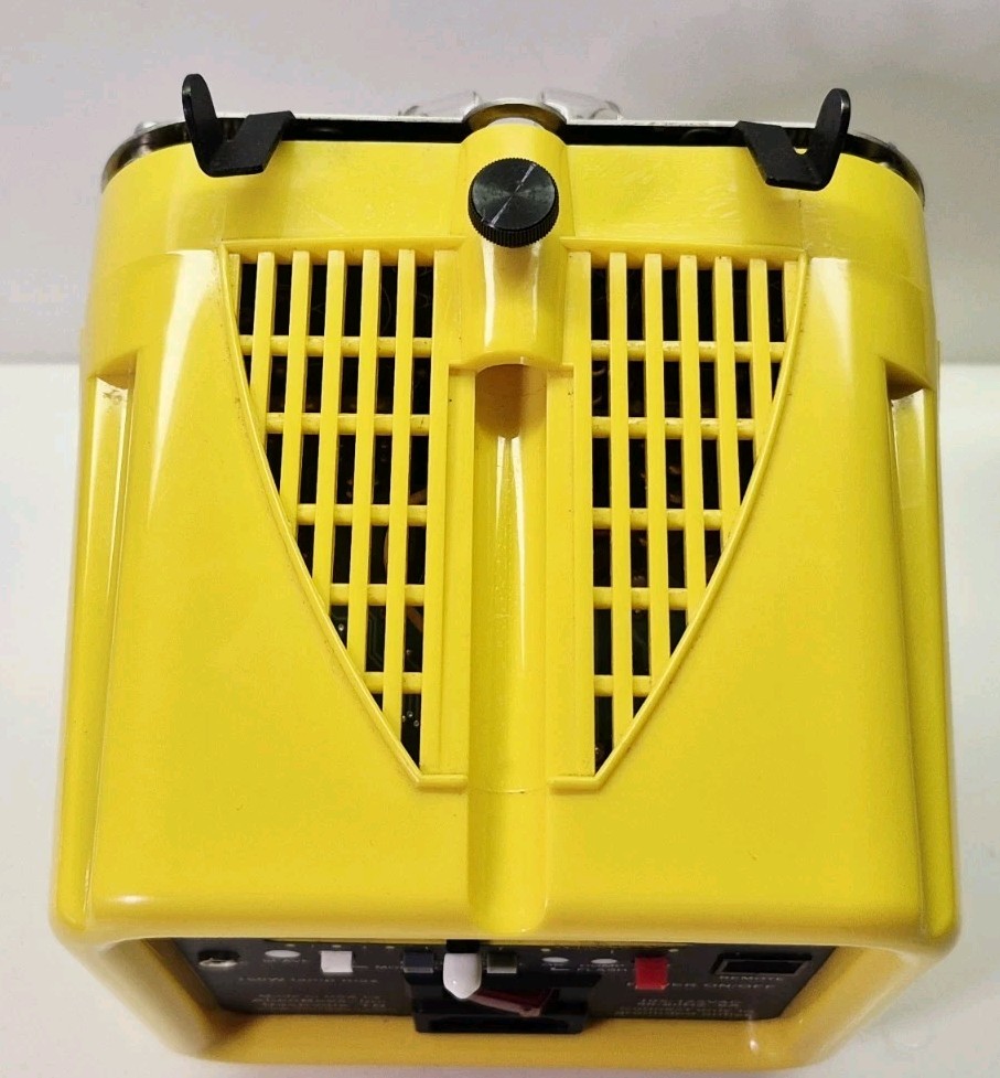 Paul C. Buff B400 AlienBees Yellow Studio Light Bundle - Light/Case/Reflector