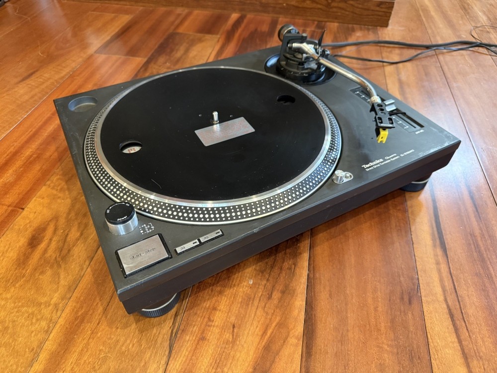 Technics Quartz Direct Drive Turntable System SL-1210MK2