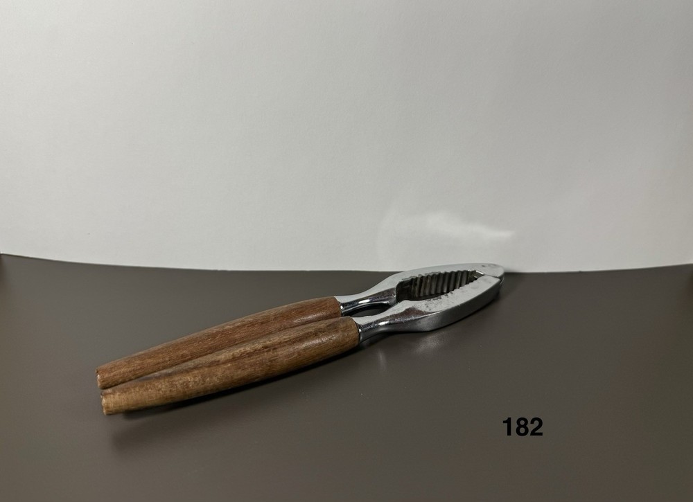 Nutcracker With Wood Handle 6.75”