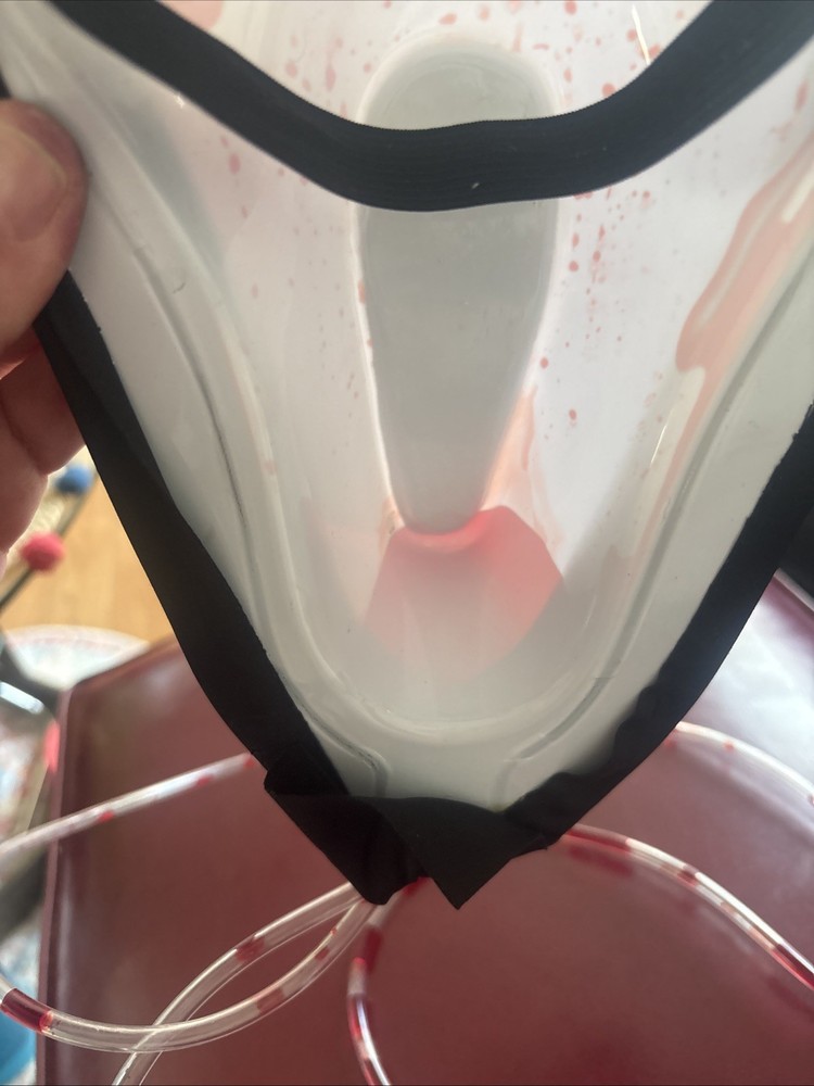 Scream Mask Ghostface with Pumping Blood Heart