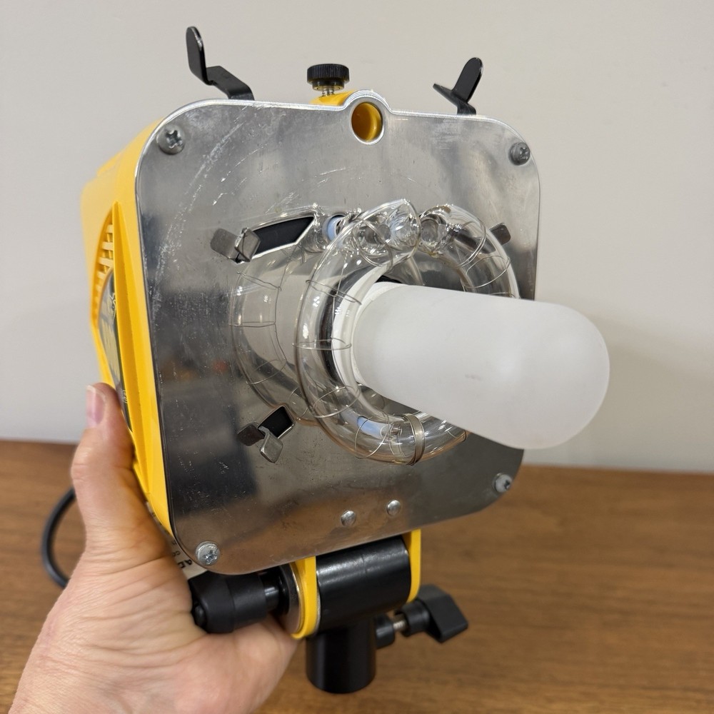 Alien Bees B800 STUDIO Light 320WS Studio Flash MONOLIGHT, Reflector, Carrier