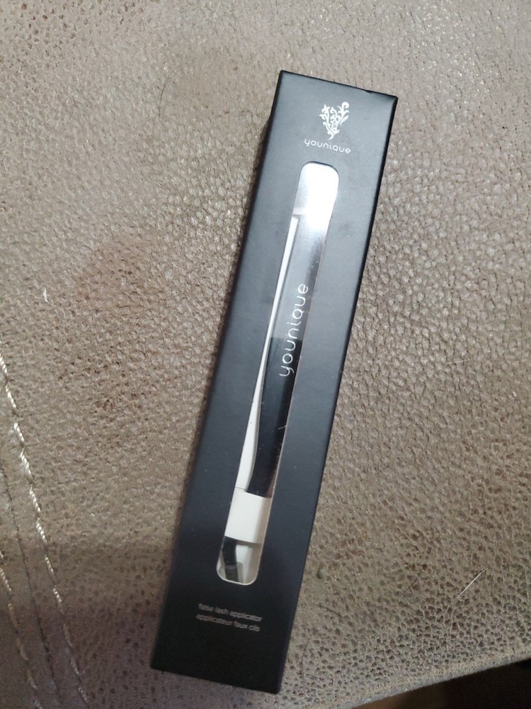 Younique False Lash Applicator