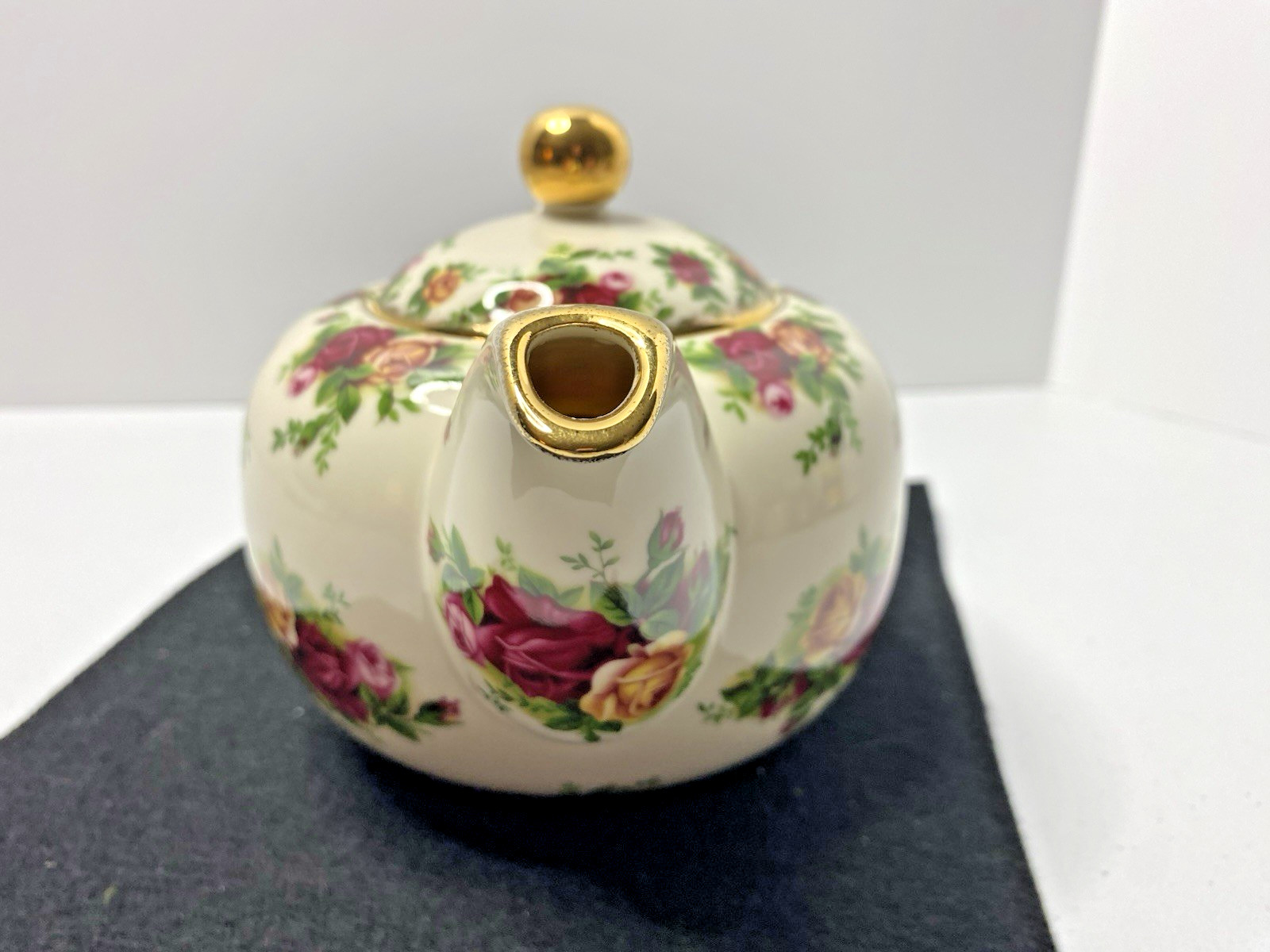 Royal Albert "Old Country Roses" Fine China Stamped 1998 Teapot A++